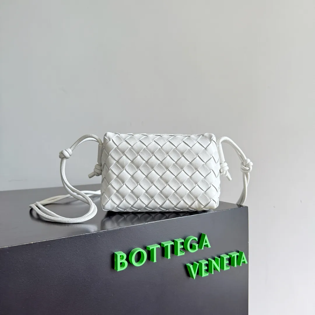 Batch 1560 New version and new color (third generation) 𝗕𝗼𝘁𝘁𝗲𝗴𝗮 𝗩𝗲𝗻𝗲𝘁𝗮 ——— BV’s best value for money, the latest version of the loop camera bag💥, large woven texture, super high quality lambskin as always, with zippers, adjustable drawstrings, it’s especially suitable for the belly💫It can fit anything, and it’s very light weight, suitable🈴️for girls of all ages. Size: 17*10*6cm Style number: 723547